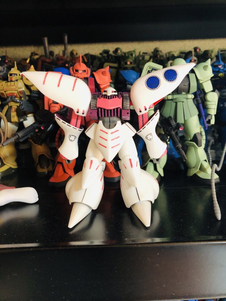 フロントビュー。当時の記憶として、もう少し出来の悪いヘチャムクレなキットだと思ってましたが（笑）、意外とキュベイキュベレイしてます。たぶん設定資料の1枚から図面を起こしたと思われ、詳細な部分はだいぶ違います。解釈間違いその①、頭部・フェイス。キットだけ見ればヘチャムクレですが(失礼)、設定資料だけ見ればこういう解釈にもなります。足のフレアのラインも設定資料1枚からよくここまで立体化できたな、と素直に感心します。フロントから見ればあまり合わせ目も目立たなくてなかなかいいです。パーツの合いはシリーズ後発でもあり、なかなかなモノでした。