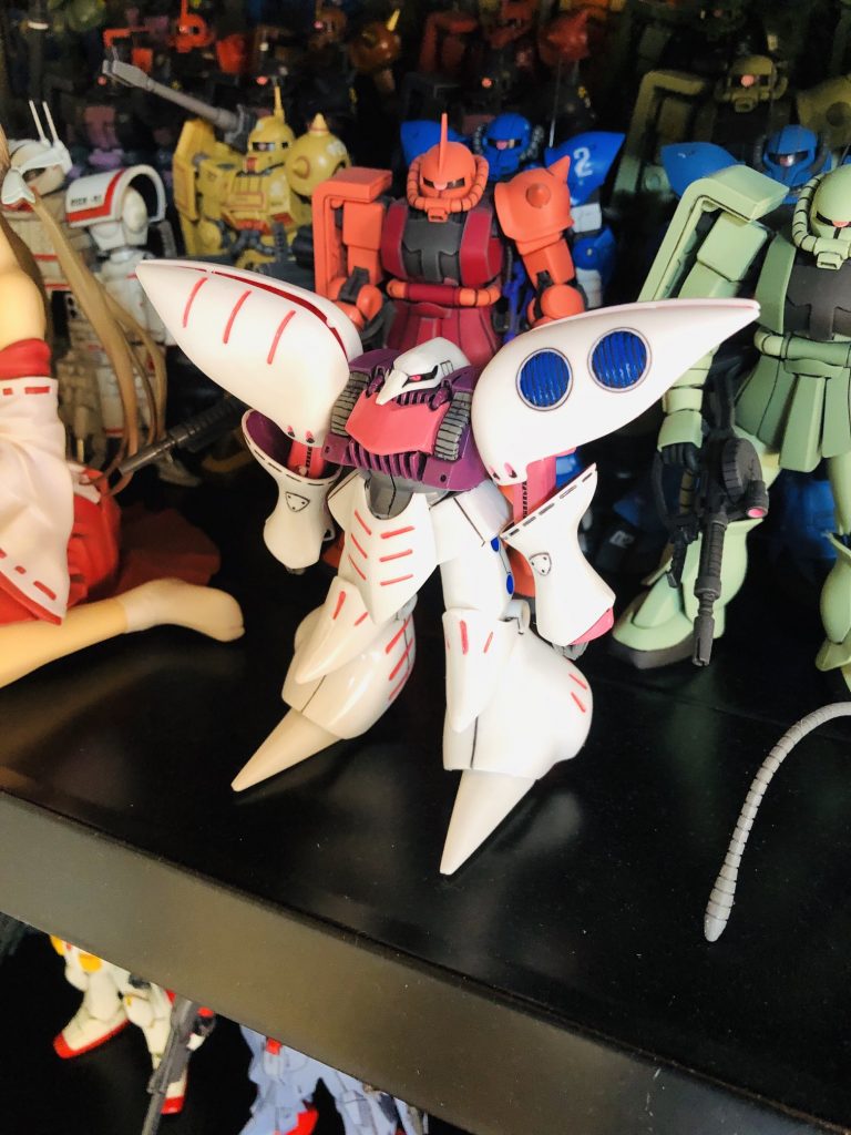 キュベレイ。ご存じの通り、ハマーン・カーン専用機として人気のあるキュベレイですが、デザインが発表された当時は割と賛否の否の方が多かった気がします。「こんなのMSじゃない!」みたいな。キットはZシリーズの割と後発ですが、キュベレイが割と大柄な機体のせいか、なぜか1/220で1/144は発売されませんでした。