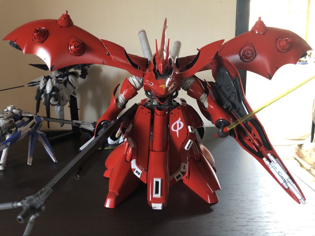 フロントビュー。噂通りのデカさです。なるほど、サザビーのデザインの発展形なのがよくわかります。キットはRE/100に比べて各部が程よくディフォルメされて禍々しさも増しています。ほぼ無改造でキットのままです。というか、もったいなくていじれなかった(笑)