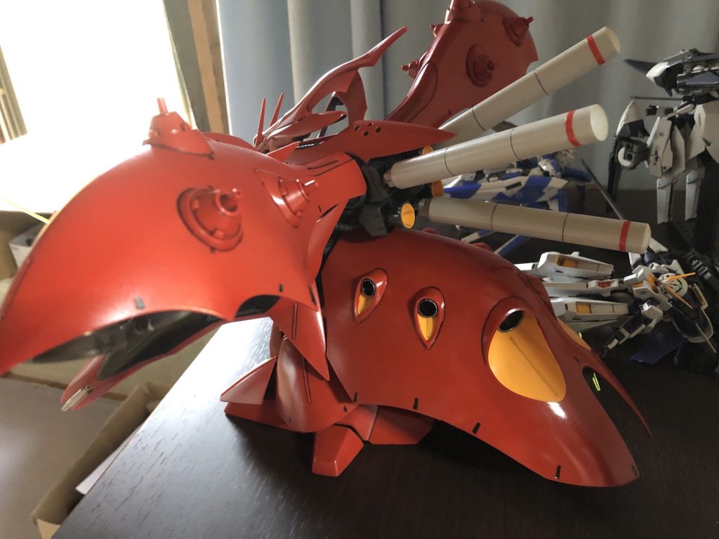 斜め後ろ。リアバーニアのカバーがちょっとしたヘルメット並(笑)肩のバーニアポッド内部のバーニア群が圧倒的です。今回はつやありクリアースプレーをやや厚めに吹いています。