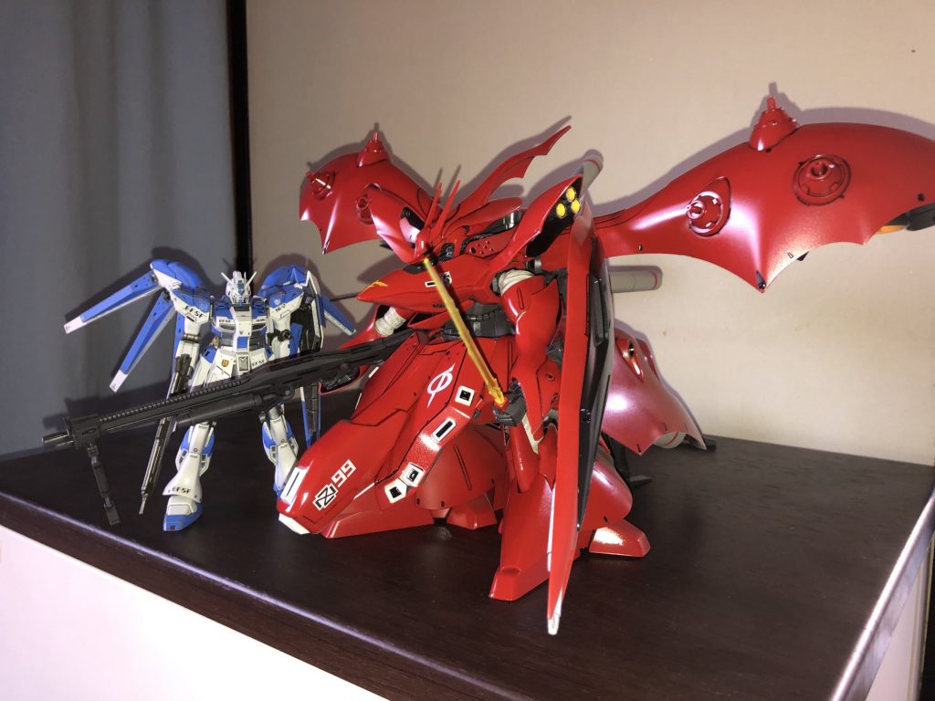 Hi-νガンダムとの比較。アムロはこんな化け物を相手にしてたのか・・・。ディテールは細かいですが、1/144なりです。ウエストあたりのメカ部分にしっかりスミ入れしてやればかなり映えます。成形色による色分けはほぼ完璧ですが、スネや肩のフレアのバーニア内部のイエローなどが少し足りません。また、パーツの裏や凹みを黒く塗ってやればよりいい感じです。