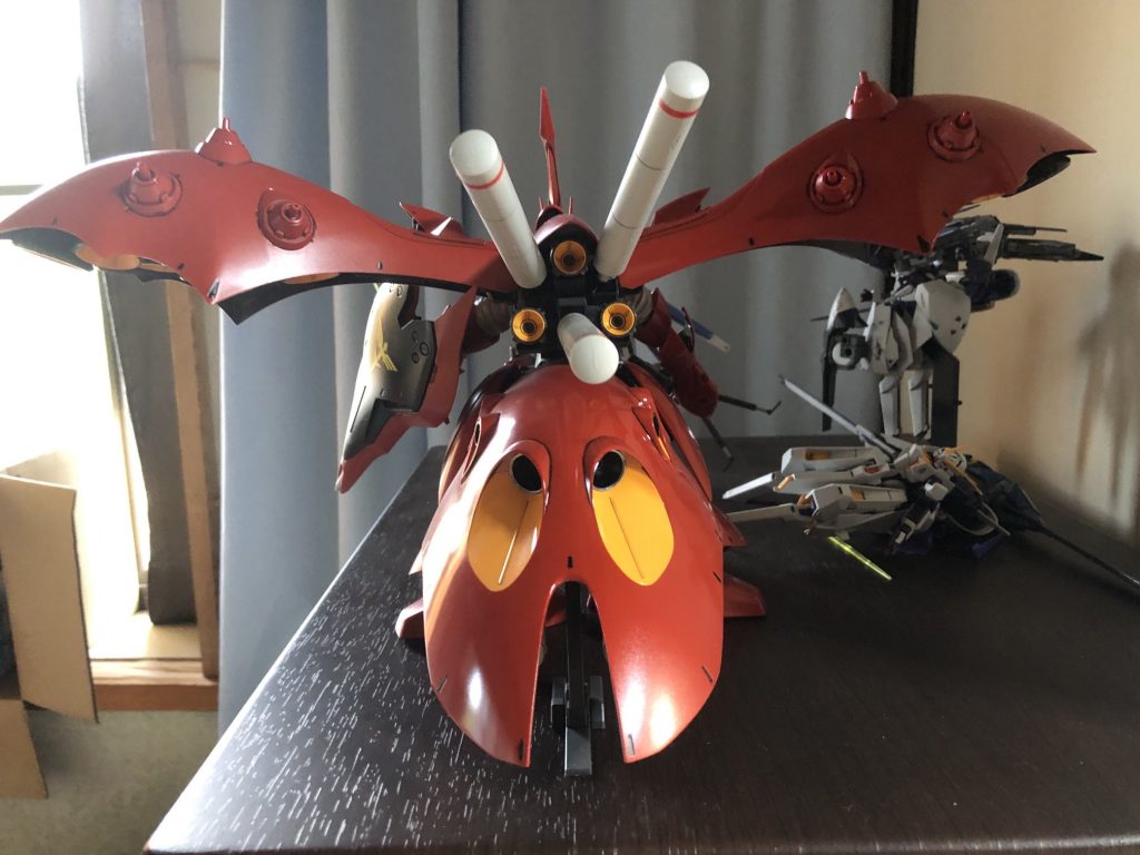 リアスタイル。写真を撮るにあたって、プロペラントタンクの位置を揃え忘れました(笑) 禍々しいリアスタイルです。もうナイチンゲールは作ることはないと思うけど、お金と飾るスペースに余裕があればまた作ってみたい気はします。αアジール風のベージュカラーも似合うかも・・・ でわ、股。