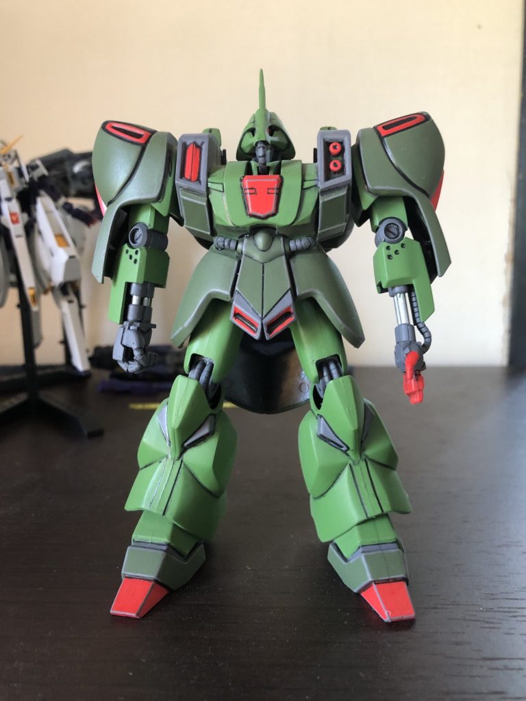 フロントビュー。足首の構造が一目で出渕裕さんのデザインとわかりますね。ゲルググJやサザビー、ナイチンゲールとかとよく似ています。意外と合わせ目が目立ちますね💦もう少し部品の合いがいいと思ってましたが・・・デテールアップポイントとしては、定番のモノアイをHアイズにしたことと、右のグーパンを転がっていたHGUCナイチンゲールから流用した程度です。全体的にモールドが甘いので、パネルラインというか、各ユニットの塗分けが意外と面倒でした。普段はあまり使わないマスキングテープを使いました。