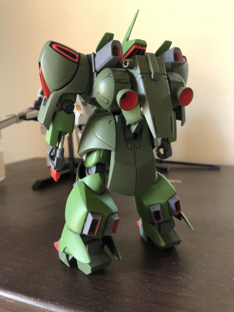 後ろ斜め。実はあまりかっこよくない(笑)実はリアアーマーの取り付け部を破損してしまい、リアスカートがブラブラしてます💦と左手のフィンガーバルカンも取り付け部を破損したので接着はしましたがすぐ落ちます(笑)