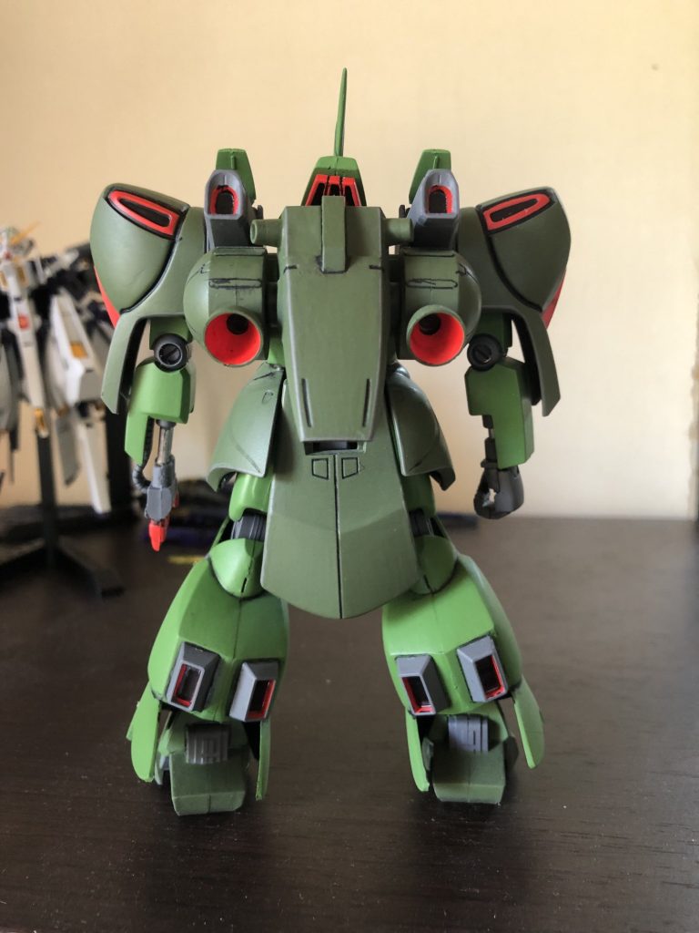 バックショット。塗装ですが、いろいろザク系のグリーンを混色してガルスJの色を作ったのですが、どれもイマイチ💦 発色もよくなかったので、結局既製品のロシアングリーン1と2とで塗分けてます。あとご存じの通り、塗装した後にガンプラマーカーのスジボリ用のペンはほとんど使えないので、筆タイプのスミ入れペンを使いましたが、ややラフになり、逆に仕上がりが悪くなりました。反省・・・以上、ガルスJ でした。