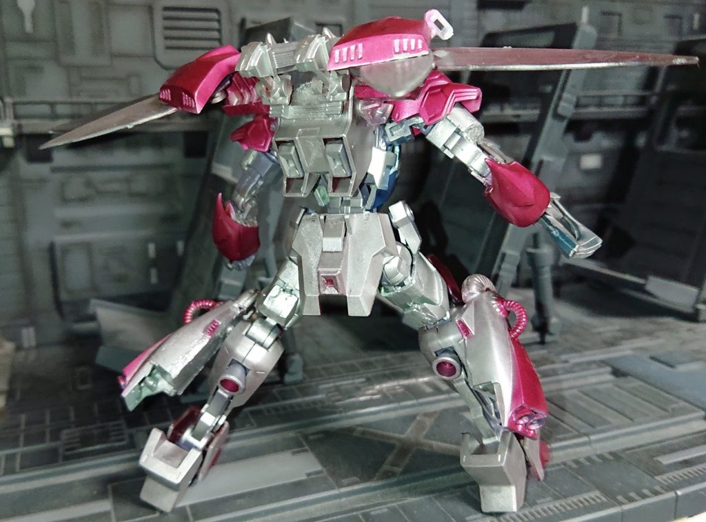 脚部は追加装甲兼追加スラスターに