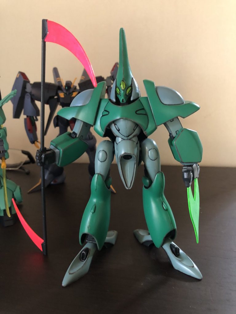 フロント。今回も成形色を活かして部分塗装+トップコートの安直仕上げです。グレー部分はエアスペリアリティブルー(インストではライトブルーとありますが、どう見ても色が違う･･･)、濃いグレーはジャーマングレーです。機体本体のグリーンは成形色を活かそうかホントは悩みました。ボックスの作例も、ネットでいろいろ調べてもグリーンの色合いが全然バラバラ(笑)　そのままカエルみたいな成形色で行くことにしました。フェイスは当初は塗装したのですが、塗装に失敗し、結局シールを使用しました。曲面部に貼るシールなので、フチに少し切れ目を入れればフィットします。