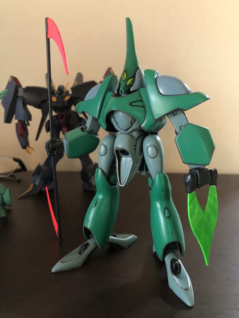 設定画風アングル。プラモデルのVガンダムシリーズは、あの悪評高い各機共通の「Vフレーム」が特徴ですが、アビゴルは大型MSのせいか、Vフレームの呪縛から解かれ、関節構造も普通でまあまあの出来です。ただし価格の問題か、ビーム刃関係はクリヤーパーツは使用されていません。まぁかゆいところに手か届かないもどかしいキット(笑)