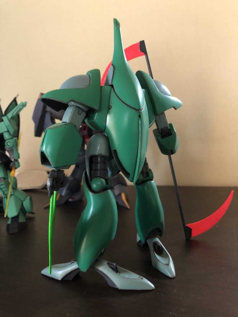 斜め後ろ。旧キットと言っても、パーツの合いも良好です。しかし、設定資料と似ているか?　と言われればけっこう微妙ですね(笑)　腕とかかなりイメージが違うみたい。また、前述のとおりビーム刃がクリヤーパーツでないので塗装するしかないのですが、クリヤーカラー(蛍光グリーンと蛍光ピンク)の筆塗りにはやや無理がありました。ビーム兵器の感じが出せず。