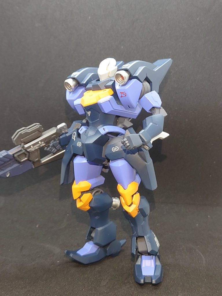 アジーさんカラーにしようと思ったんですが、ちょっと寂しいので、差し色にオレンジイエローを入れたら派手になってしまいました。