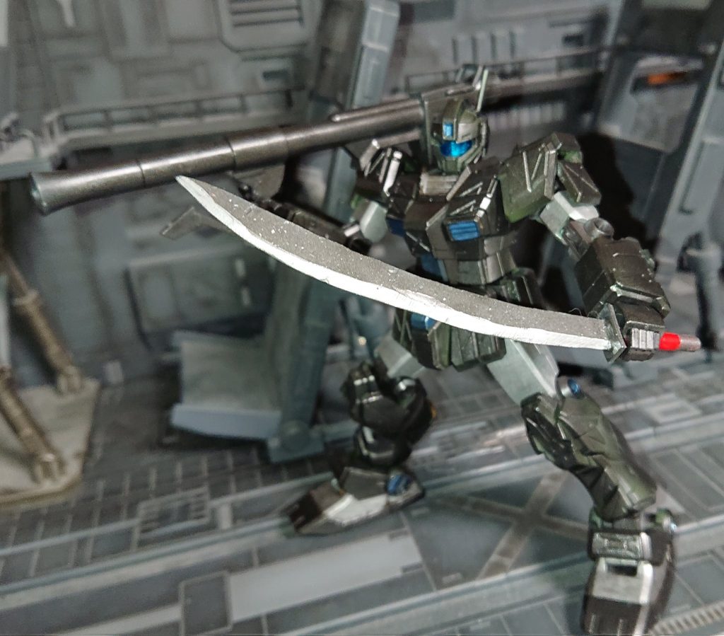 コールドブレード実体剣でMSの関節部の破壊を目的としている操縦者の技術次第で装甲を切ることもヒート化しないために切断力は落ちるが比較的安価で作れる