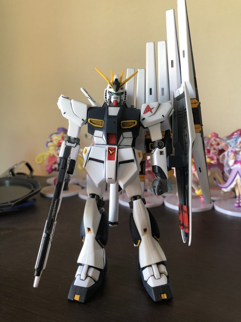 フロントビュー。と、物議は醸しましたが、出たキットは当時としてはかなりのモノ。ほぼ成形色通りのイメージで組みあがりますし、ポリキャップも付いてて、各部のシールも附属、もちろんフィンファンネルもつく、と。シールド先端のミサイルも赤の成形色で色分けされているという。