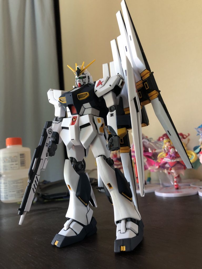 設定画風アングル。記憶が確かだと、このキット、映画「逆襲のシャア」公開前にキット化しましたが、ネタバレ防止のためかビームライフル・バズーカのみの武装タイプが先にリリース、映画公開後にいわゆる「フィンファンネル」を追加した仕様が発売されて。「最初からファンネル付けろよ!」とか結構叩かれたキットトだったかと(笑)