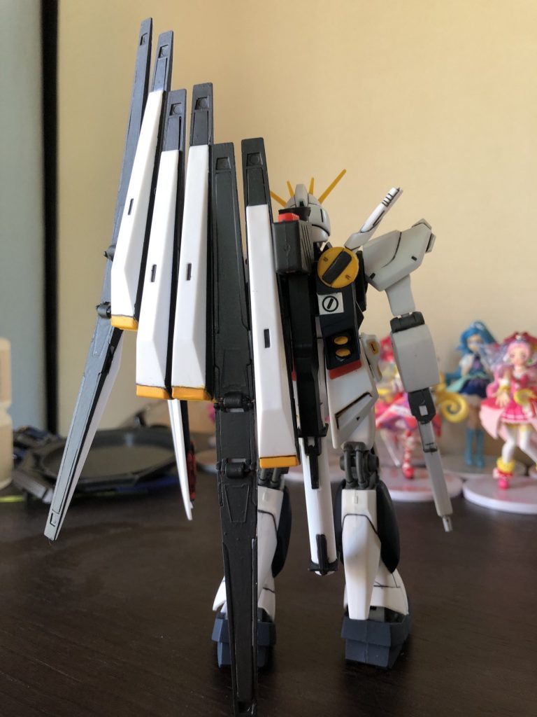 リアスタイル。今回もあえて「当時のキットを知る」ということもあってか、あえて合わせ目を処理せず、成形色はそのままで足りないところを補色する製作方法です。改造・ディテールアップも得にしていません。ただ、ホントは腿の付け根の部分で一旦切断、脚をハの字に開こうと右脚だけ無計画に切断したら、ポリキャップの部分に切断面が出てしまい、ハの字に開けないことが判明、元に戻して再接着する徒労をしてしまいました(笑)フィンファンネルは珍しくマスキングテープを使用。面のエッジが甘いのでマスキングにはコツが要りましたがなんとか。ただイエローの部分は、モールドや面がダルダルだったので、うまくシャープに塗り分けできませんでした。