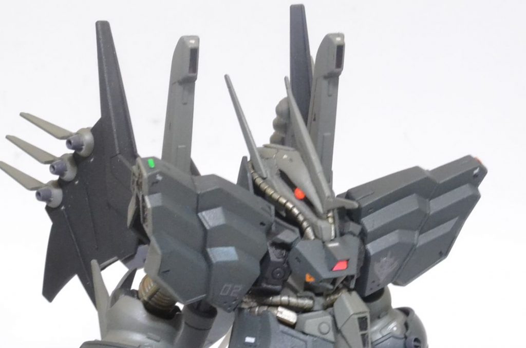 バストアップ今回一番がんばったのは顔です。旧キットドーベンウルフの顔を削って作りました。ハンマハンマを意識しつつ完全に自分の好みです。テストで撮影したところ、モノアイが奥まり過ぎて全然見えなかったので今回初めて蛍光塗料を使用しました。ついでに翼端灯、胸のセンサーを光らせました。