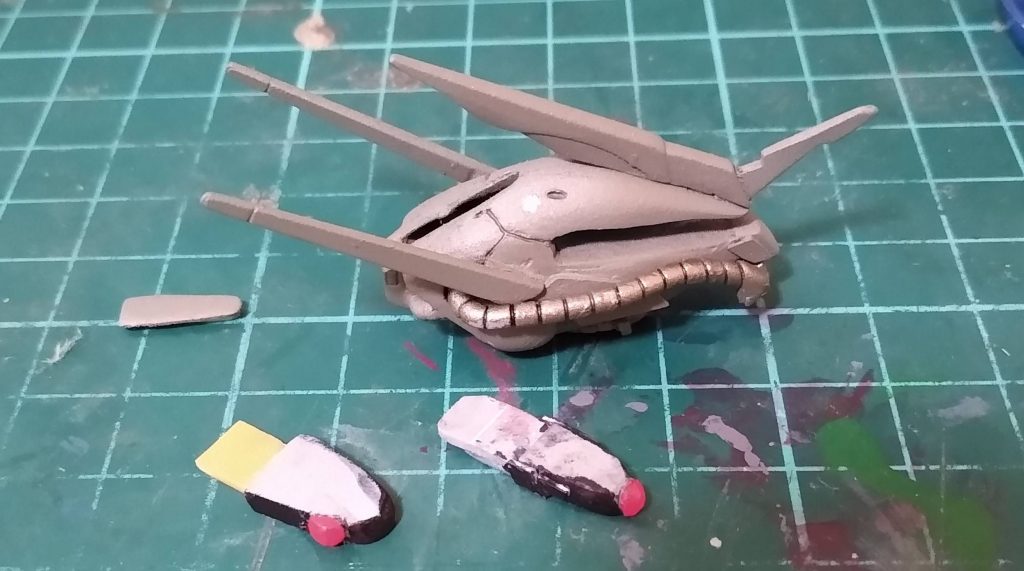 首がほぼ動かないのでモノアイは可動させたかったのですが、既に顔は作った後で可動式にするのもしんどそうだったので差し替え式です。後頭部のメンテナンス用パネルを外して後ろからつついて取り出しますw