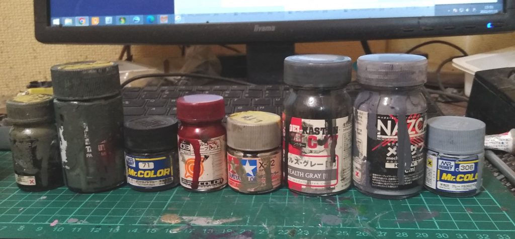 本体色(濃):クレオスNo.312グリーンFS34227+No.302グリーンFS34092+ネイビーブルー、黒、茶、シルバー少量本体色(淡):ヘキサダークグリーン+白、シルバー少量胸部、リアバインダー:ミッドナイトブルー+シルバースラスター等赤:パールローズディープレッド動力パイプ等:チタンシルバー+チタンゴールド関節部:モデルカステンのステルスグレー(1)その他メカ部:メカサフヘビープロペラントタンク:クレオスNo.306グレーFS36270モデルカステンのステルスグレー(1)は現用ステルス機用の微妙な緑がかったメタリックですごいおススメのいい色なんですが、写真で見るとあんまりわかりません。