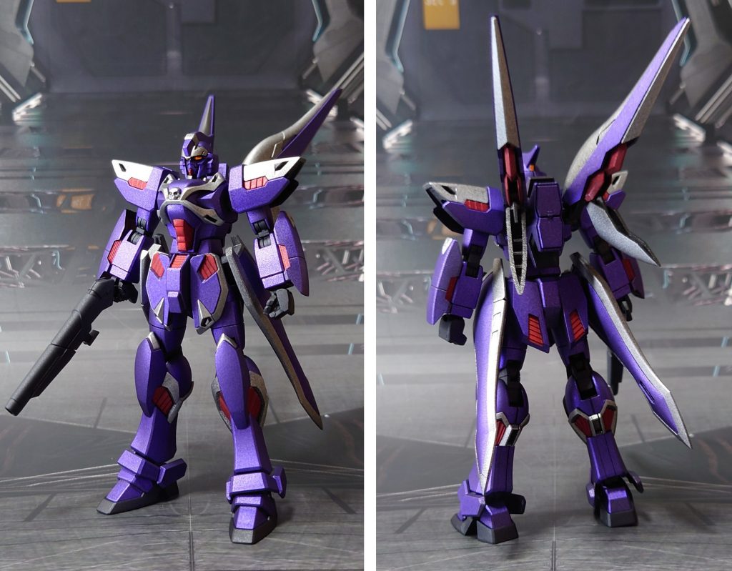 ファントムガンダムの前後ろ。本体の丸まった角やパーティングライン、ヒケをヤスリがけで処理。手首はビルドハンド(角)のSサイズから、握り手と平手を追加。オーバーサイズですが、気にしない。ファントムライト用差し替えパーツについては、塗膜保全のため、胸・肩・腰フロントアーマーは穴開きを使用、クリアパーツの付け外しのみとしています。