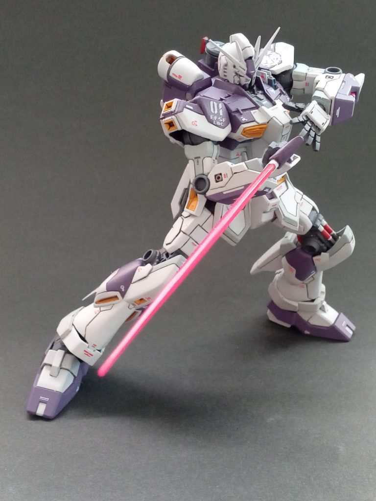 サーベルは、ガンダムフィックスフィギュレーションのνガンダムに付属のものを使用しました。えの部分だけ塗装してます。