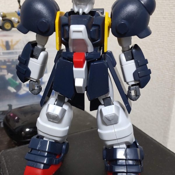 再販の旧キットGガンダムシリーズを幾つか買ったので一つ作ろうかなと思い、とりあえずボルトガンダムに挑戦してみます！早速組み立ててみましたが、結構ずんぐりというか小さいですね。かわいらしいのもありますが、もう少しスタイルをよくしたい。どうしようかなと考えてたら、組み立ててそのままの30mmのレヴェルノヴァがあったので並べてみると案外似てるかも。ということでレヴェルノヴァをベースに考えていこうかなと思います。（2枚目）