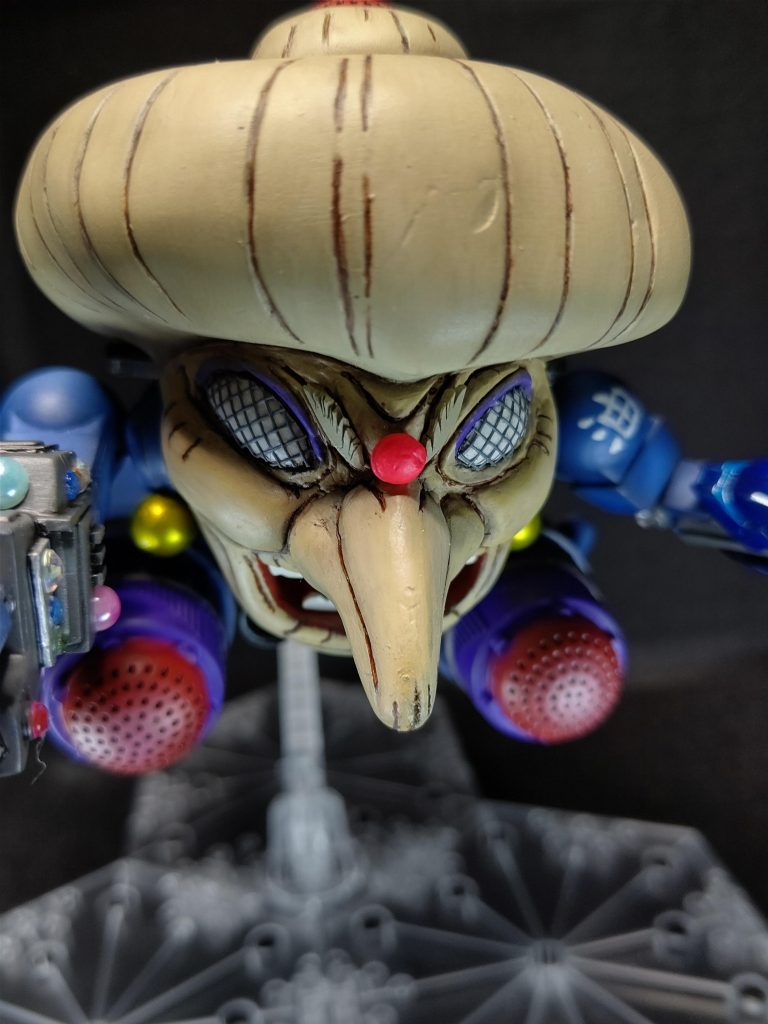 圧巻なのは、ザクレロをさらに凌駕する威圧的風貌！魔女＝老婆の巨大な顔は連邦軍をトラウマ級に恐れさせ、敵前逃亡をする連邦兵士が続出！