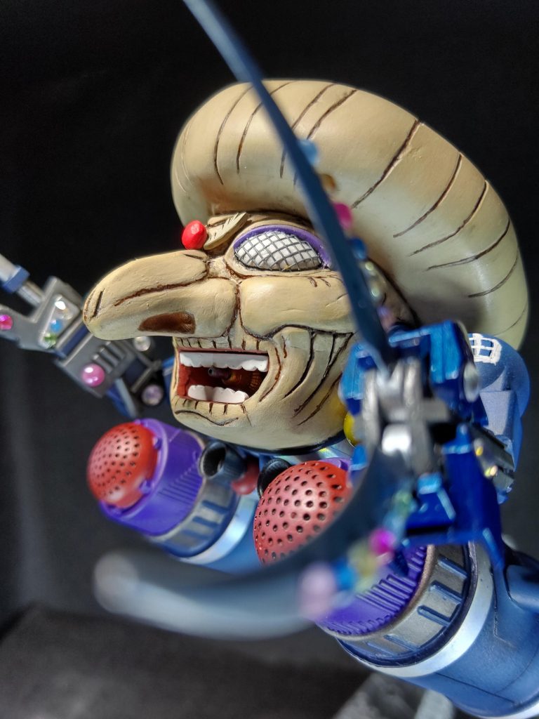 最も悩んだのが目最初は瞳を乗せようと考えてましたが、湯婆婆色が強くなってしまうので、ザクレロの複眼ぽい目を網戸の網で貼り付け、ザクレロテイストを残しました。どちらにも偏り過ぎない融合作が無事に完成でき、安堵感に浸りましたw