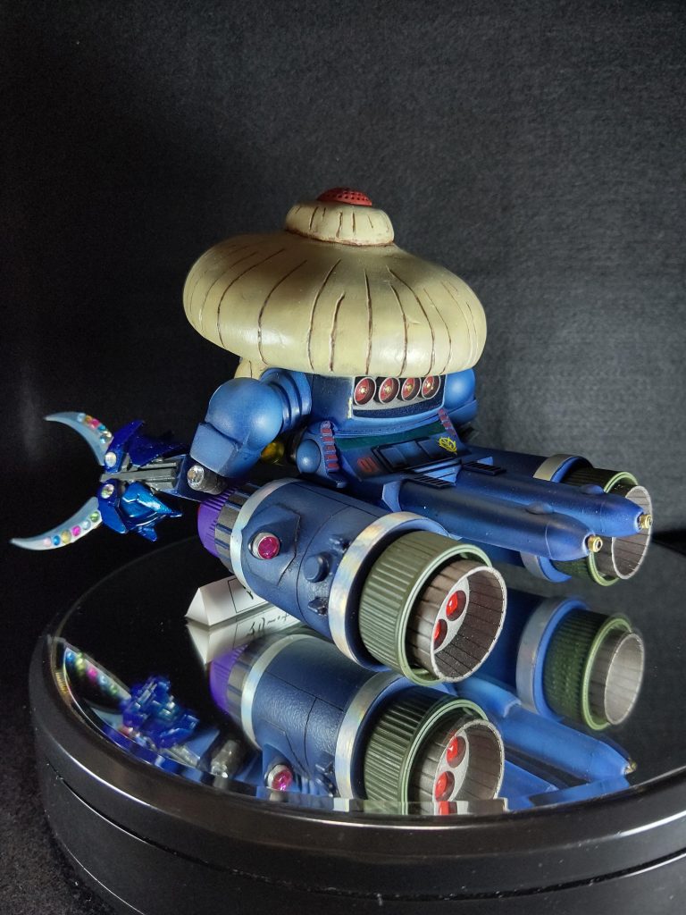 モビルアーマー：ザクレロをベースにした巨大な頭髪を型どったレドーム搭載型。ミノフスキー粒子化に於いても索敵能力に優れ、火力・機動力は他の追従を許さぬ特殊な機体。