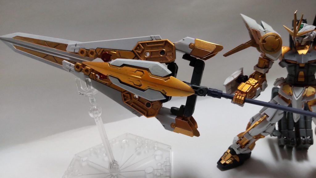 以上で脳内設定終了です!今回の素体は、戦国アストレイの外装を剥がされて放置されていたもの+ジャンクです。赤いパーツを全てガンマカエアブラシで金に塗装して組み立て。あとは足りない所をジャンクで埋めたり追加したり。アンテナはビルダーズパーツで自作。