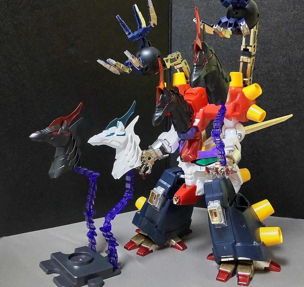 ○UMAンダムヘッドDU細胞(デビルUMA細胞)により形成される奇形生物で、触手の先端には軍馬の頭部が付いている。主な攻撃方法は目からビームを撃ったり、伸縮する触手による体当たりを行ったりする。切り捨てることは容易だが、DU細胞の驚異的な再生能力により、すぐ生えてくるので非常に厄介。