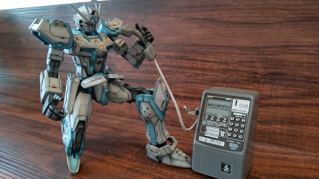 電話を使用時には一度バックパックを外します。「もしもし!出前お願いしまス!」