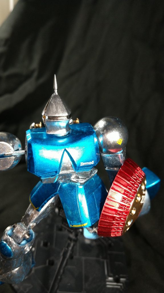 胴体は切り落とし、曲がるように加工して動きをつけました。