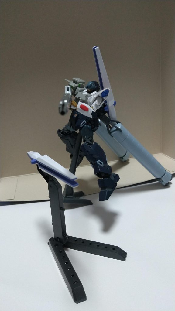 試験型フィン・ファンネルはビームスナイパーライフルほどの射程距離はないが機体周辺に展開しセンサーユニットとしても拡散ビーム弾としても機能する。さらに両腕部には試験型ビームシールドを装備しているが、使用できるのはわずか10秒ほどで10秒使用すると腕部が熱を持ち最悪爆散する可能性がある為事実上半分の5秒しか使用できない。ちなみに廃案となってしまった理由はビームスナイパーライフルを放った際反動が大きい為現在のトライポッドが付いたメガ・ビーム・ランチャーとなった。