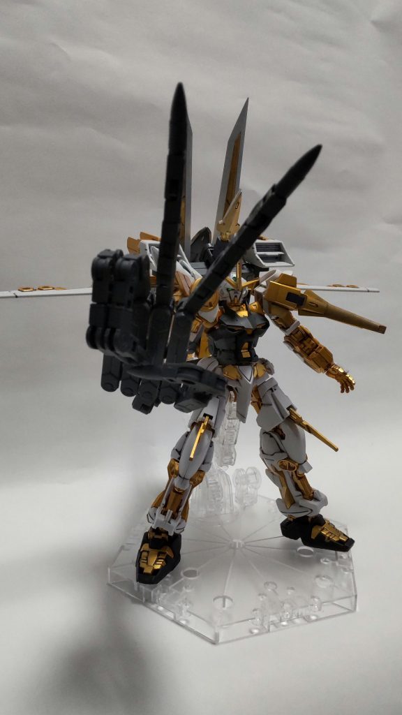 マガノカイナは、バトルアームアームズ✕2とボールデンアームアームズの組み合わせ。結構自由に動くので、グー・チョキ・パーができます。今回の大型装備2つは、仮組みだけは何年か前にしていたのですが、いざ本組みとなると調整しないといけない所がポロポロでてきてかなり手間取りました……まぁ、それでも楽しく組めたし、妄想を1つ消化できました。男の浪漫は感じて頂けたでしょうか?最後までご覧下さりありがとうございました!