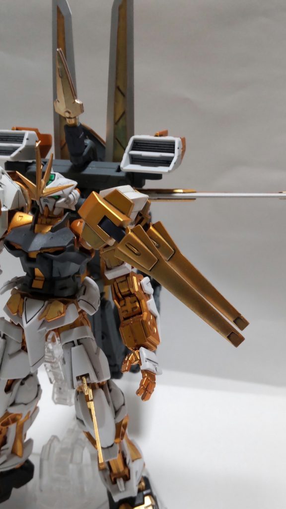 ドラグーン左肩に2機装備されている。第2世代ドラグーンシステムを搭載しているので、高い空間認識能力がなくても操ることは可能。