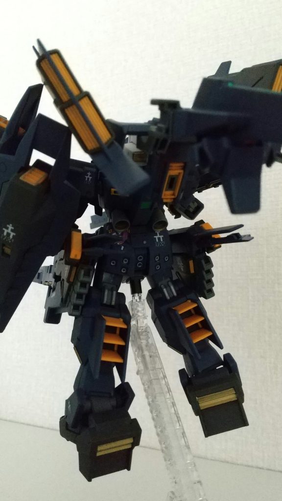 後ろから見たときの黄色がたまらない。基本、塗装はほとんどせず、ガンマカで部分的に差し色を足しているくらいです。