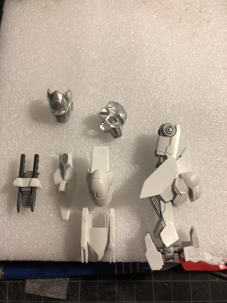 アスタロトのナイフを拝借。膝周りのパーツはセミスクラッチで、腰アーマーはサクッと適当に。肩パーツは分割してみましたが、なかなかきれいになりませんでした（泣）