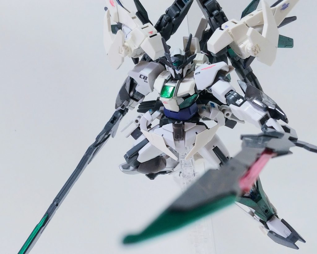 バスターソード ×2デスティニーの「MMI-714アロンダイト」を改造した折り畳み式の大型ビームソード。非使用時はサイドアーマーにマウントされ、サイドスカートとして作用する。