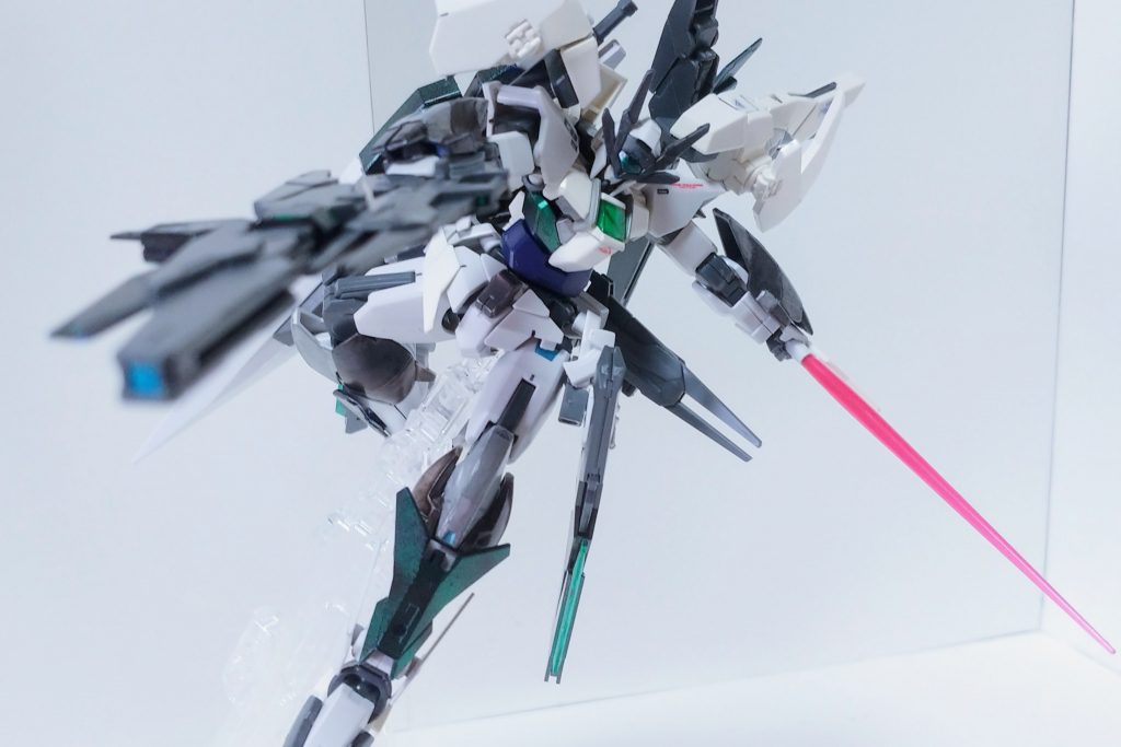 アームドウイングバインダー ×2フリーダムとストライクフリーダムの装備から着想を得た複合装備。バスターソードとロングライフルの機能を引き継いでおり、大型のビーム刃を発生させるメビウスアロンダイトとメビウスビームキャノンに変形する。ビームキャノン時はビームライフルとの連結によって更に威力が向上する。