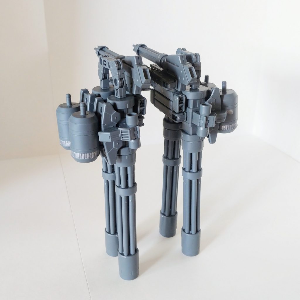 両肩部のガトリング×2と2連装ジャイアントガトリングを折り畳み式アームで接続しているバックパックです。使用したキットはHGBC 1/144 ジャイアントガトリング ×4HGBC 1/144 パワードアームズパワーダーHGBD 1/144 バインダーガンベースのBPは3ミリ凸×2なので大抵の機体に装着できます。