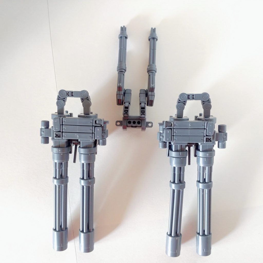 解説(バックパック)ベースのBPの両端のダボ穴にJガトリングのアームを接続します。ベースのBPにパワードアームズのガトリングとアームを接続して完成です。中心の3連穴にもガトリングを付けようと思いましたが、深さが浅いので断念しました。