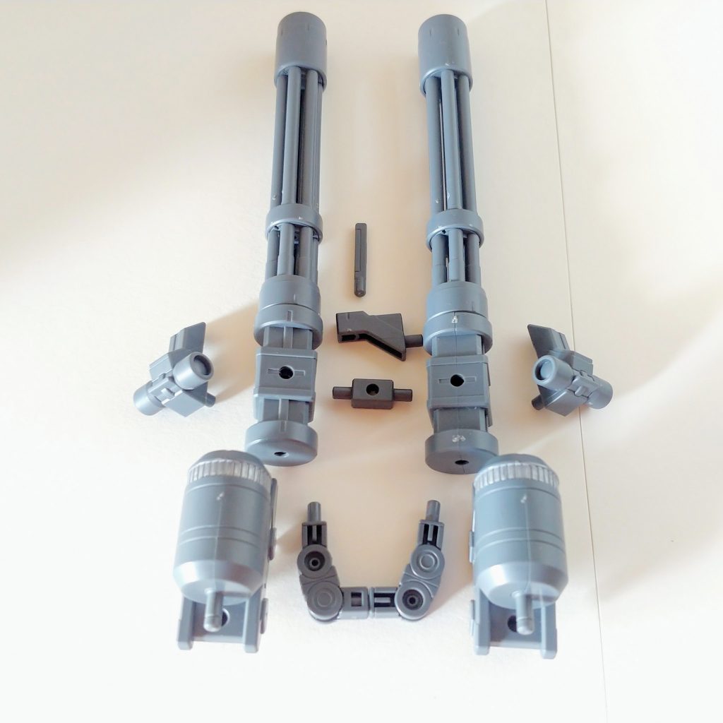 解説(ジャイアントガトリング)真ん中のトリガーは回転することで収納可能になっています。バインダーガンのアームをガトリングの後ろに付けバランスの安定化を計っていますが、同じアームが付属するキットは他にもあるのでそれらでも可能です。