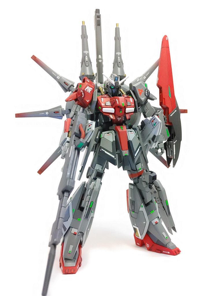 ゼータガンダムとレジェンドガンダムのミキシング作品になります。グレーの色分けとファンネル先端のグラデーション塗装がポイントです。その他、赤色の対抗色となってる蛍光グリーンのチップが良いアクセントになったと思います。