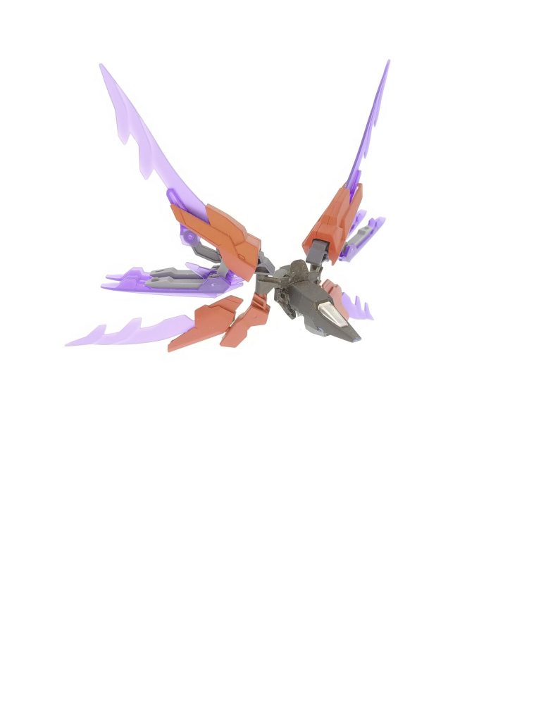 隊長機ということもあって、フォースバトルのフラッグ戦(ビルドダイバーズプロローグ参照)のフラッグになった時の生存能力を考えて、コアファイターを装備しています。名前のCMのもう一つの意味は「コンプリート ミー」訳すと「完璧な私」隊長として役割を完璧に全うすることを込めた名前でもあります。