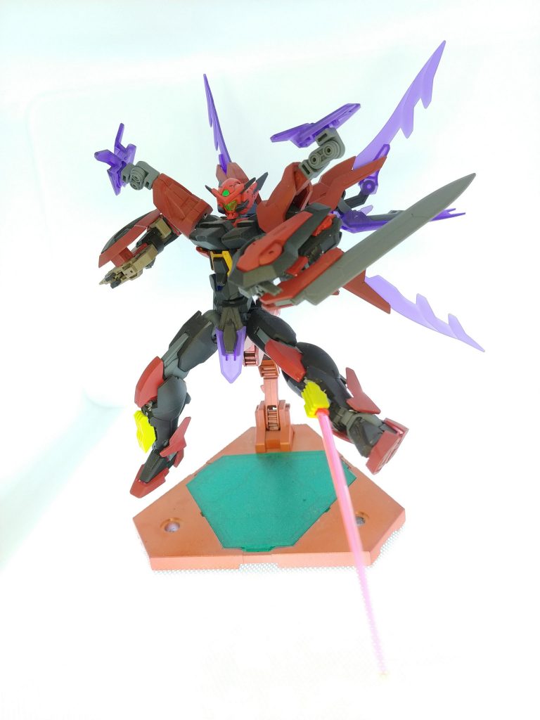 脛にはビームサーベルを仕込んでありますので、両腕に両足と近接戦闘では十分な手数を発揮できるようにしてあります。