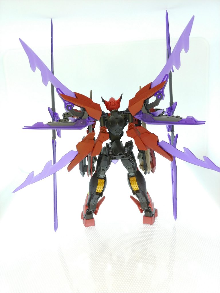 設定的には、工作力が上がって過去のトロイアシリーズのように大量に太陽炉を搭載しなくても十分なスペックが得られるようになったので、シンプルなガンプラとして再設計されたガンプラ。って感じです。名前のCM(Captain Mentally)は文字通り「隊長の心得」みたいな意味です。