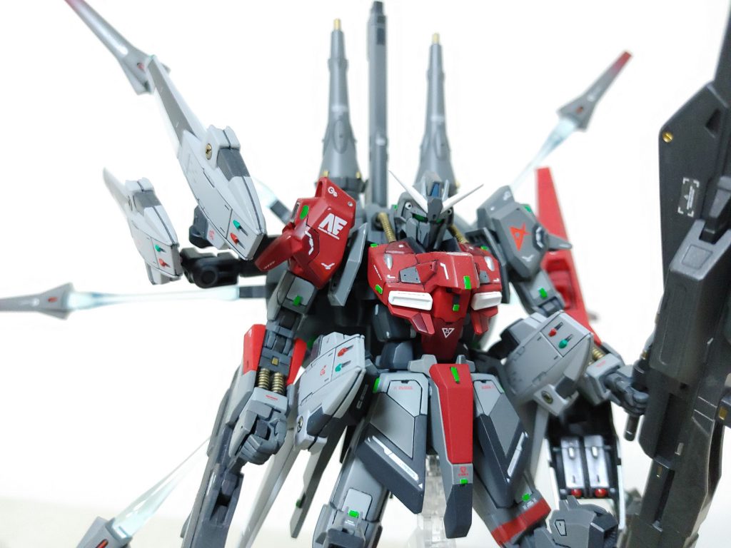 腰と右腕部分に『ビルダーズパーツMS強化ウイング』を使用。腕部分は片側に集めて左右のバランスを取りました。