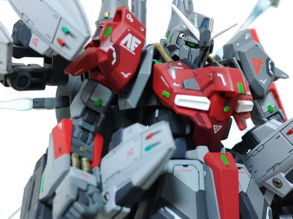 突き出た胸部と赤とグレーの配色が強さを印象付けます。