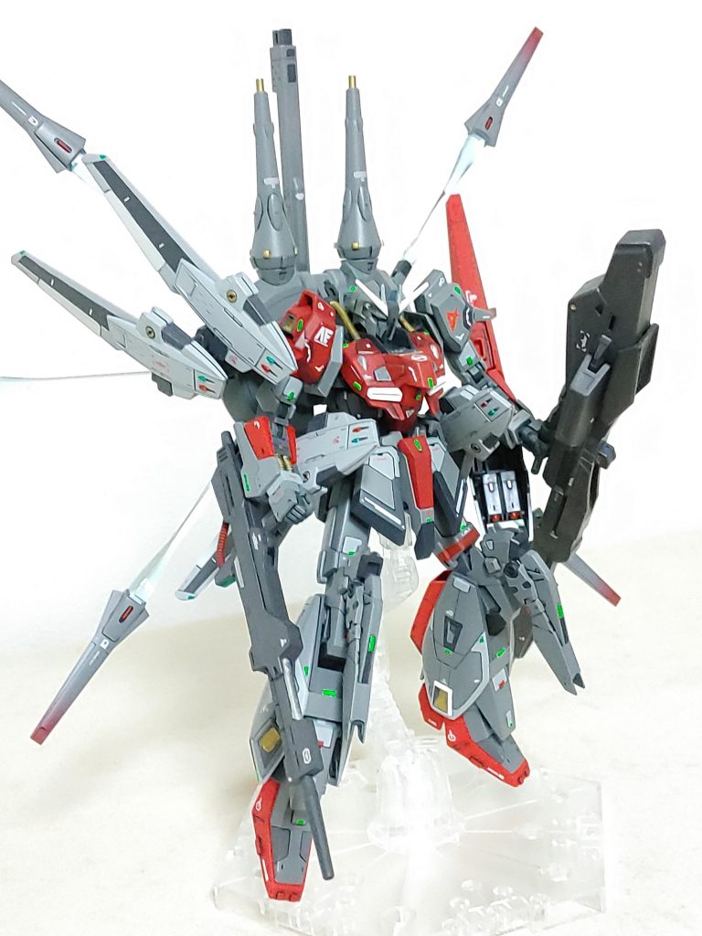 ドラグーン装備による重量増加に対するべく、各種ウイングスラスターで機動力を向上させている。 という設定です。