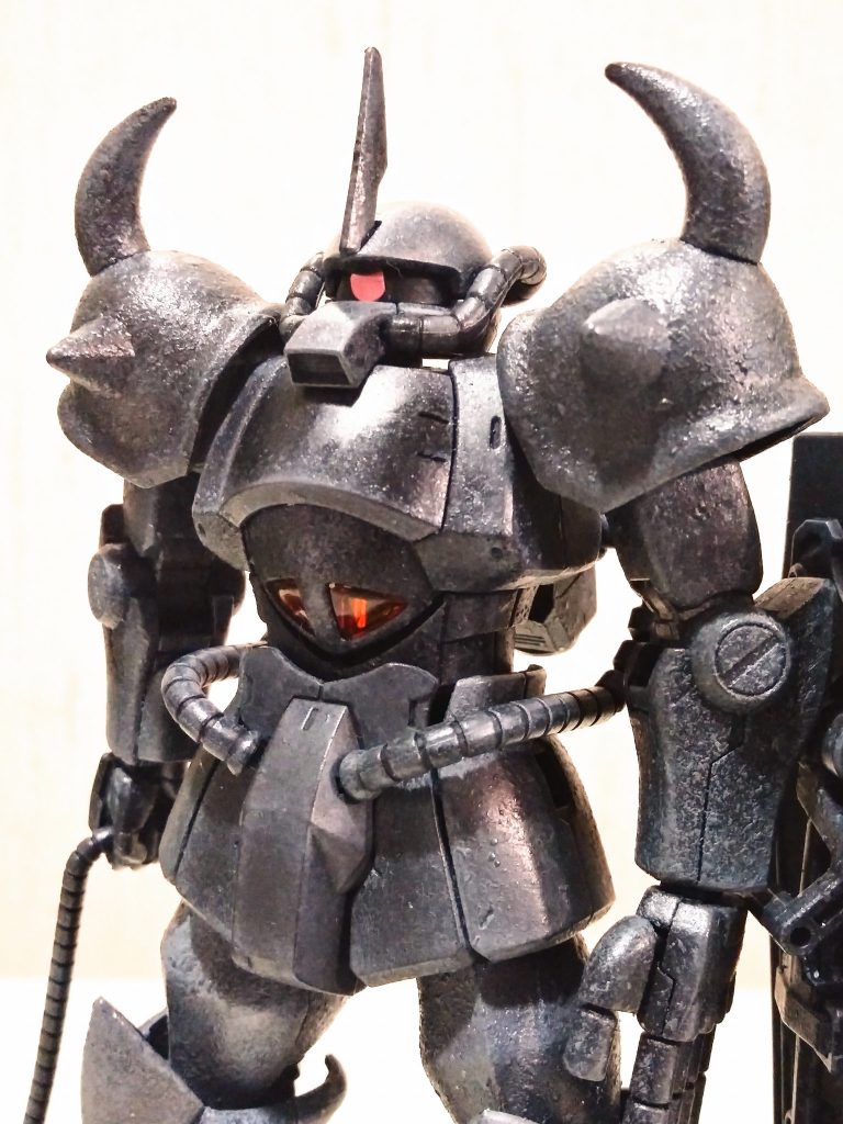 熱砂の砂漠を行くグフ。照明を強めに当てると金属感がでて厳つくなります。