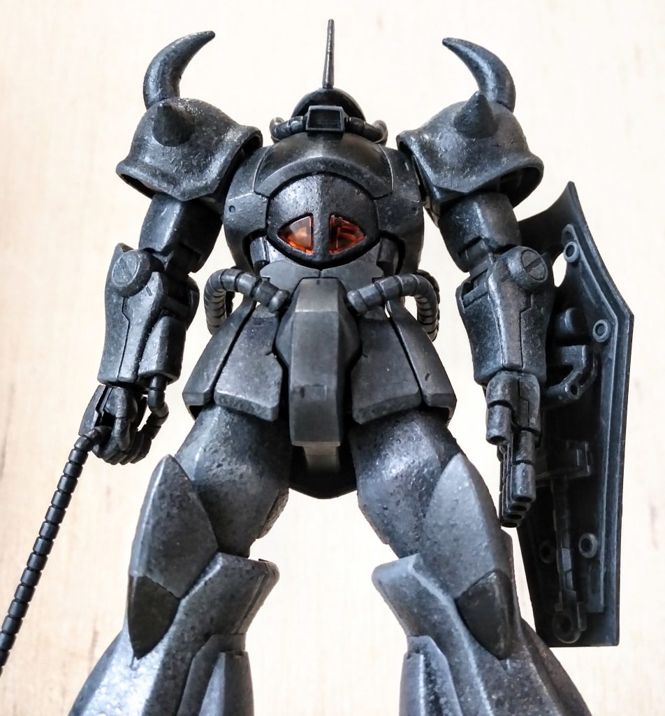 立ちはだかるグフ。大きさと重量感がでてこそのモビルスーツだと思います。ジオラマ作れる人、凄いです。